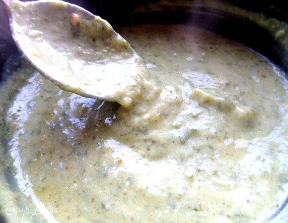 Мешаем на огне, пока желтки не схватятся и суп не загустеет. Густоту регулируем бульоном.