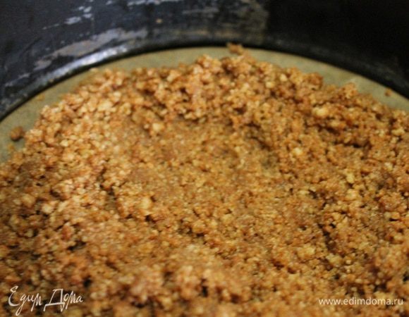 Печенье измельчить в блендере в крошку, добавить растопленное сливочное масло. Хорошо все перемешать и выложить в форму, плотно утрамбовать руками, делая бортики 2 см. Убрать в холодильник на 30 минут.