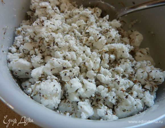 Сыр фета раскрошить и перемешать с орегано.