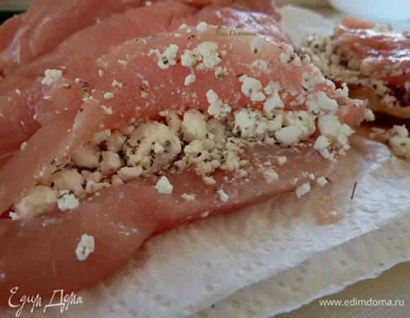 Грудки без кожи и кости разрезать на половину.
Аккуратно острым ножом разрезать с боку карман и 
и начинить сыром (не слишком много что бы не вываливалось ) посолить и поперчить. Закреплять грудки ни чем не надо, горячий сыр будет хорошо держать.
