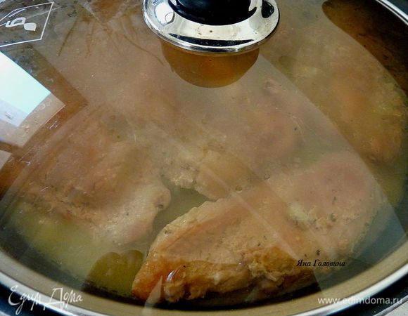 На большой сковороде разогреть масло на средним огне обжарить грудки по 6 - 7 минут с каждой стороны.

Накрыть крышкой и довести до готовности минут 7.
