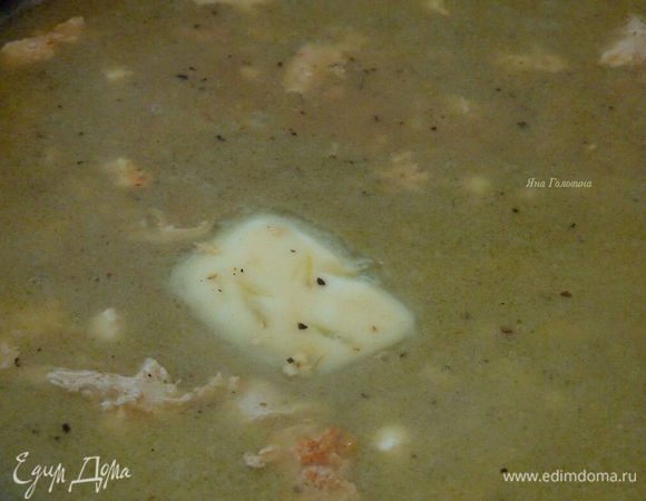 Выложить грудки на блюдо и накрыть фольгой.

В сковороду налить бульон и прогреть помешивая, добавить сок половины лимона и сливочное масло, снизить огонь на минимум и помешивая развести масло. Как только соус начнёт слегка густеть он готов.


