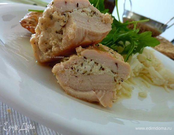 Поддавать грудку полив соусом.