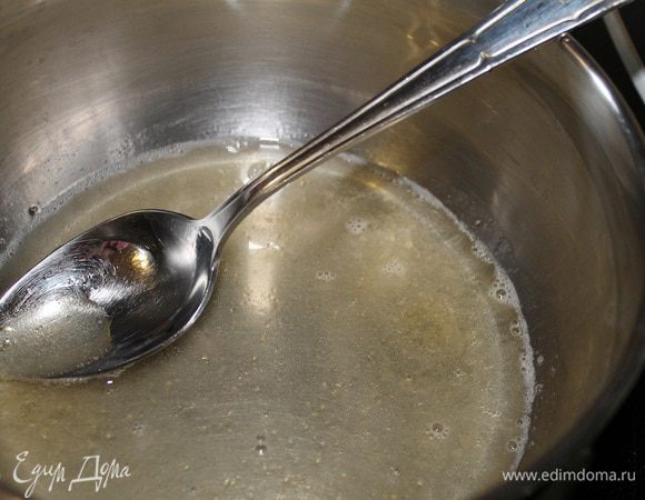 Желатин залить холодной водой и оставить на 15 мин.