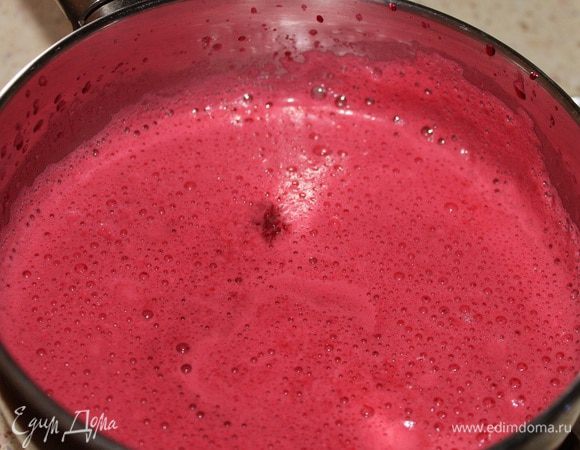 Вишню выложить в ковш, добавить сахар, прогреть пока сахар не растворится.  Снять с огня, добавить разбухший желатин, тщательно перемешать, пока желатин не растворится. Далее пробить вишню слегка блендером. Остудить.