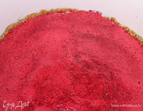 Достаем из холодильника застывший корж и выливаем на него желе. Убираем в морозилку на 30 минут.