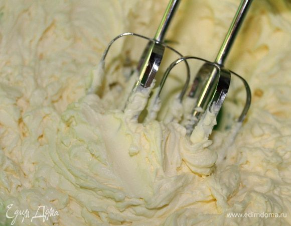 Охлажденные сливки взбиваем с сахарной пудрой, до состояния густой сметаны и постепенно к ним добавляем Маскарпоне, взбивая на низкой скорости. В конце добавляем распущенный желатин и еще раз все хорошо взбиваем.