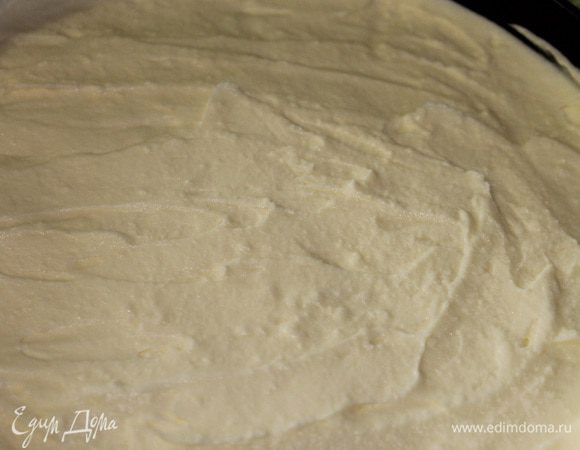 Достаем корж с желе из морозилки, выкладываем получившийся крем и убираем опять в морозилку на 30 минут.