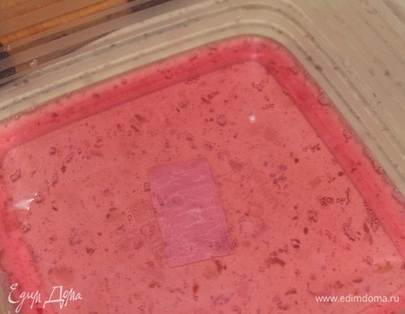 Для украшения, пакетик готового вишневого желе залить горячей водой, хорошо перемешать и вылить в контейнер. Убрать в холодильник на 30 минут.