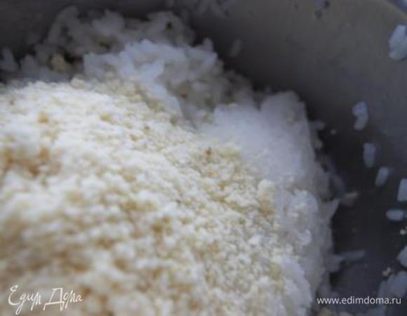 К рису добавить сливочное масло и миндальную муку, тщательно перемешать.