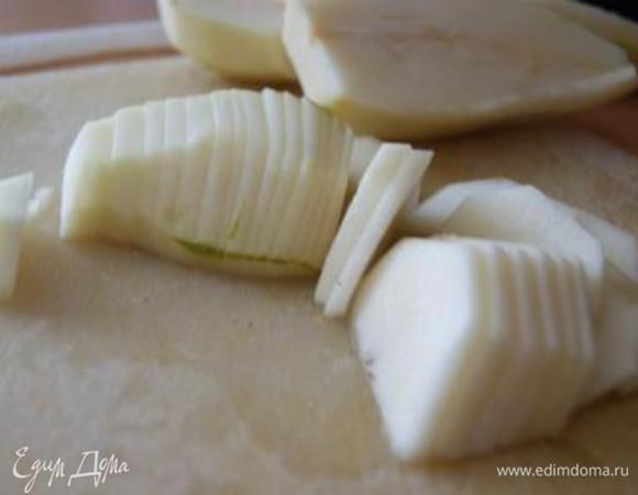 Груши очистить, удалить сердцевины, порезать дольками.