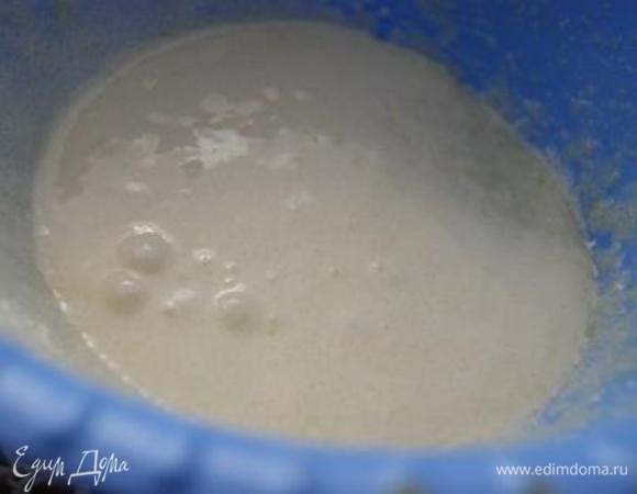 Яйца разделить. Желтки взбить с сахаром добела.