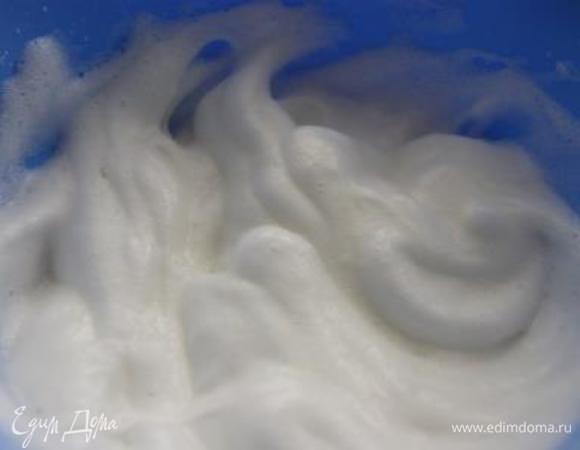 Белки взбить до устойчивых пик.