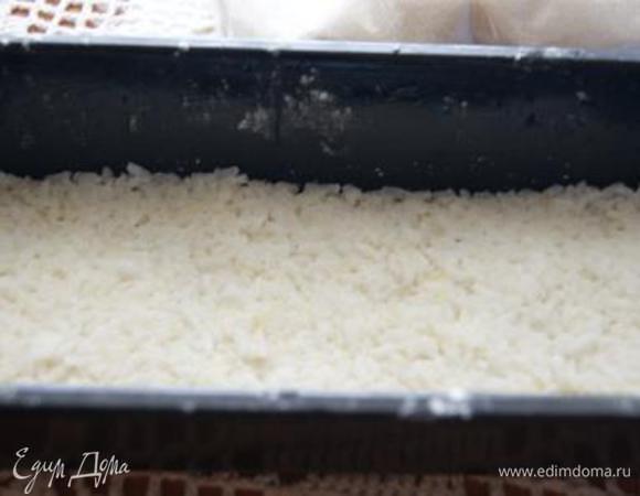 Форму для запекания смазать маслом, присыпать мукой. Выложить половину риса с миндалем.