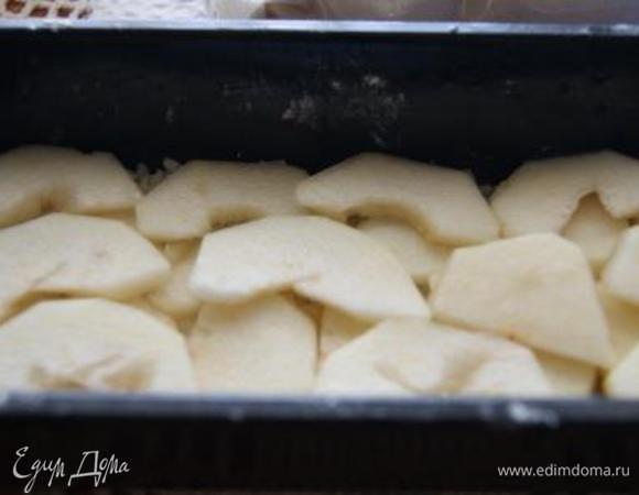 Выложить слой груш.