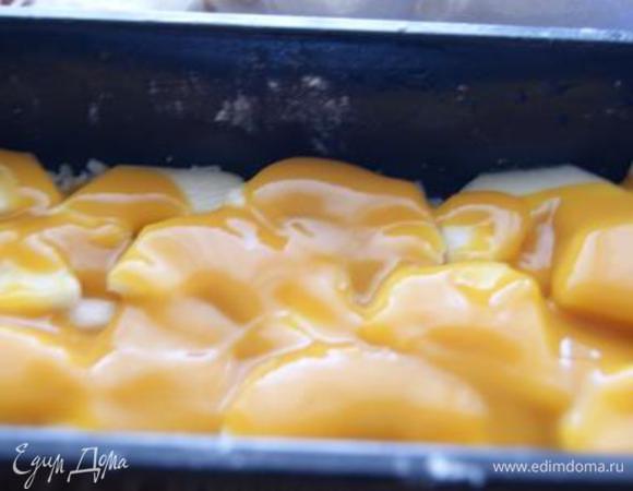 Груши покрыть половиной абрикосового пюре. Повторить (слой груш, слой пюре).