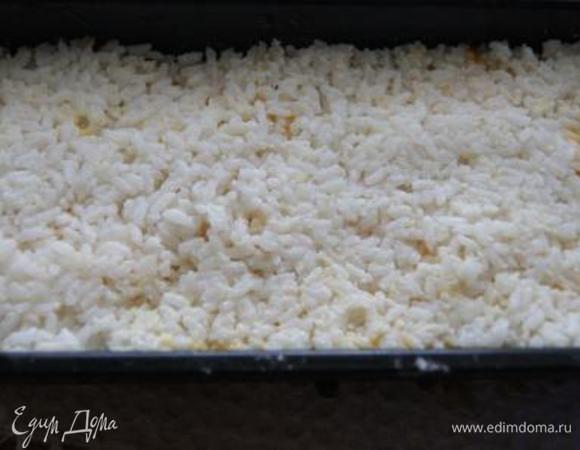 Выложить вторую половину риса, разровнять.