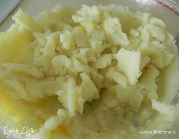 Картофель отварить, размять в пюре.