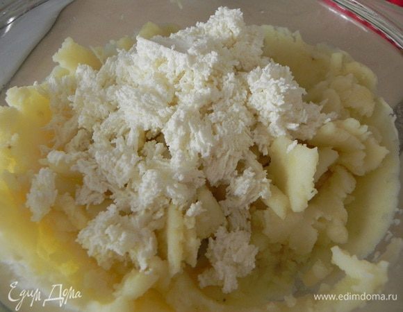 Добавить протертый через сито творог, сырое яйцо, посолить, поперчить и все хорошенько перемешать.