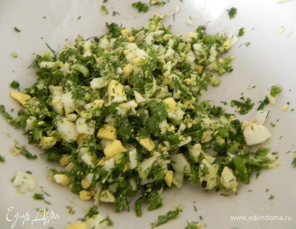 Для начинки смешайте мелко рубленную зелень с двумя нарезанными вареными яйцами, солью и перцем.