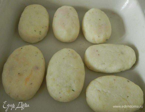 Подготовленные "пирожки" выложите в форму, смазанную маслом (или на противень), сверху тоже немного смажьте маслом и запекайте в разогретой до 200 С духовке 30-40 мин., до золотистого цвета, в середине приготовления не забудьте перевернуть, чтобы с двух сторон образовалась корочка. 