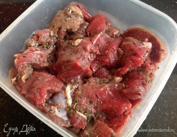 Мясо помыть, обсушить бумажным полотенцем, нарезать на кусочки. Приправить мясо кориандром, тимьяном, орегано, перцем, мятой, посолить, добавить оливковое масло, хорошо перемешать и оставить промариноваться минимум на 2 часа.