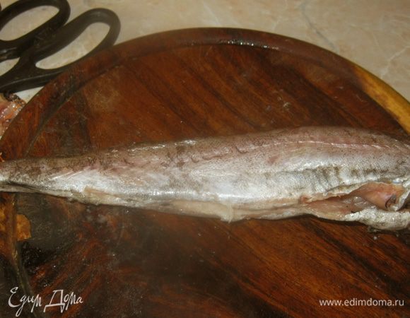 Минтай разморозил, выпотрошил и срезал ножницами все плавники. Чтобы не было неприятного запаха, промыл всю тушку уксусом.