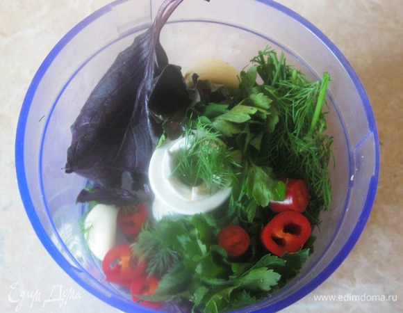 Для начинки взял по паре веточек базилика, укропа и петрушки. Добавил к ним половину стручка острого чили и пару зубчиков чеснока.  Перемолол в блендере, добавил столовую ложку растительного масла, сок половины лимона и соль по вкусу.