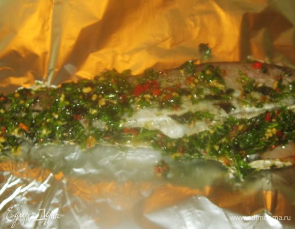 Рыбу выложил на фольгу, наполнил брюшко ароматной смесью, а все что не влезло, выложил на тушку. Фольгу плотно свернул конвертиком.