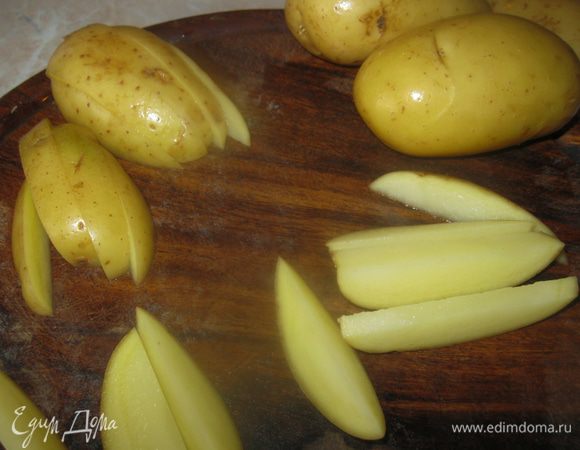 На гарнир нарезал молодую картошку, сложил в форму, сбрызнул подсолнечным маслом и посолил.