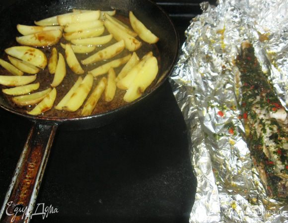 Нежное мясо, пропитанное душистой и вкусной начинкой, с легкостью отделилось от костей и начало таять во рту. Я закусил его кусочком лимона и печеной картошкой, с тонкой корочкой. Отлично получилось, хотя рыба дешевая.  Ну да все ее коту отдавать.