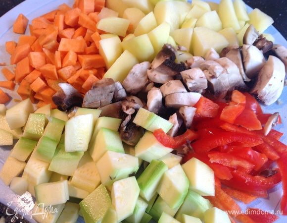 Морковь, картофель, кабачок очистить, нарезать кубиками. Нарезать шампиньоны. Болгарский перец очистить от семечек и нарезать соломкой.
