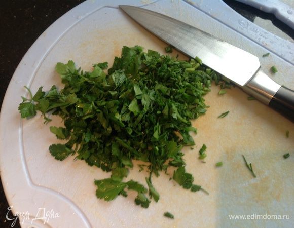 За 5 минут до готовности добавить мелко порубленную зелень.