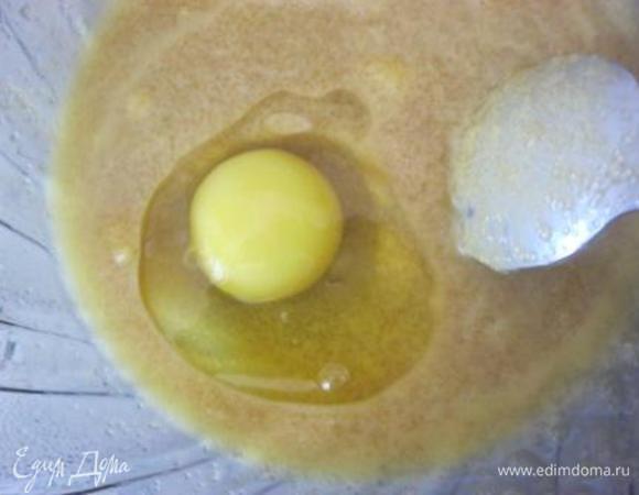 Сливочное масло комнатной температуры соединить с сахаром, перемешать.Добавить яйцо.