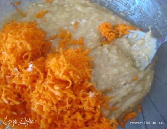 Добавить свежую тертую морковь. Все тщательно перемешать, и убрать в холодильник на 1 час.