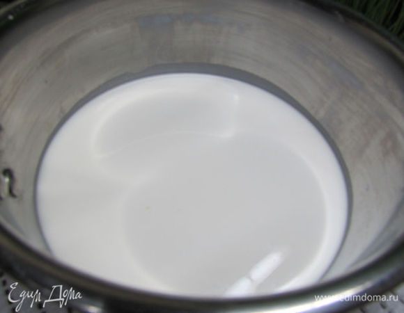 Сливки перелить в небольшую кастрюльку или сотейник. Довести до кипения, но не кипятить!!!