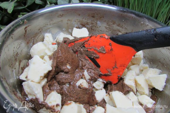 Затем добавить в сливки шоколад и варить на медленном огне до полного растворения шоколада. Как только шоколад растворится, снять с огня.