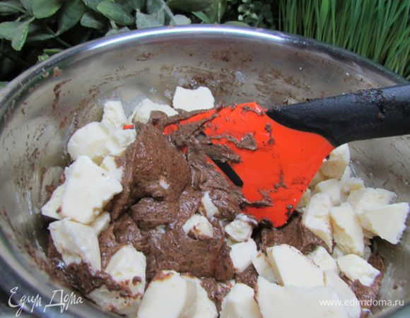 Затем добавить в сливки шоколад и варить на медленном огне до полного растворения шоколада. Как только шоколад растворится, снять с огня.