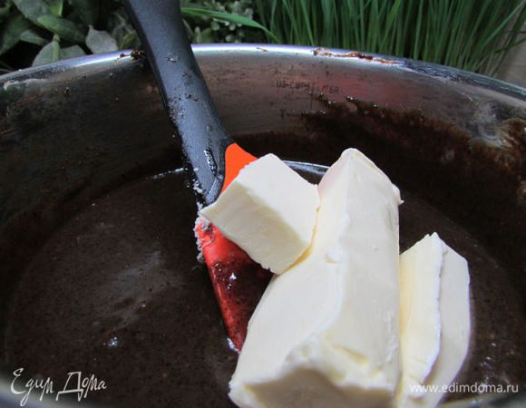 В горячую шоколадную массу добавить масло и хорошо перемешать. Дать остыть и поставить ганаш в холодильник на 4 часа (я поставила на сутки), чтобы он выстоялся и стал более плотным.