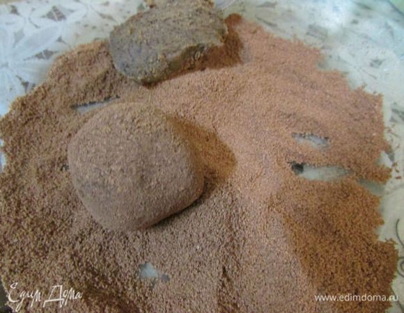 Теперь можно брать кусочки чайной ложечкой и руками формовать шарики, которые затем запанировать в какао-порошке. Лучше, если руки во время этой операции будут холодными, также удобно использовать тонкие латексные перчатки. Чтобы избежать таяния шоколадной массы в руках, можно положить чайные ложки в морозилку, доставать ими ганаш и сразу же бросать в миску с какао, обваливать и потом катать шарики - так получается очень ровно и не липнет к рукам. 