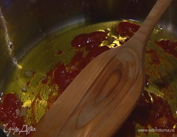 Добавить томатную пасту и все прогреть.