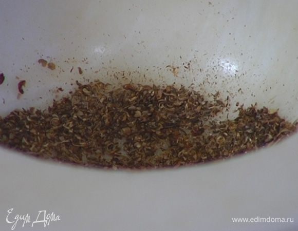 Кориандр, зиру, кайенский перец растереть в ступке вместе со щепоткой морской соли.