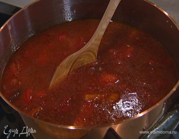 Выложить в суп отваренную фасоль, посолить и прогреть.