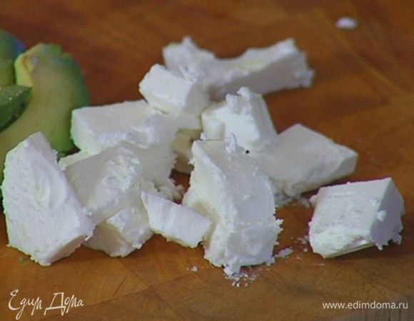 Фету нарезать маленькими кубиками.