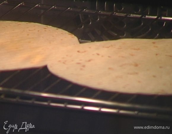 Тортильи подсушить под грилем, затем нарезать треугольниками.