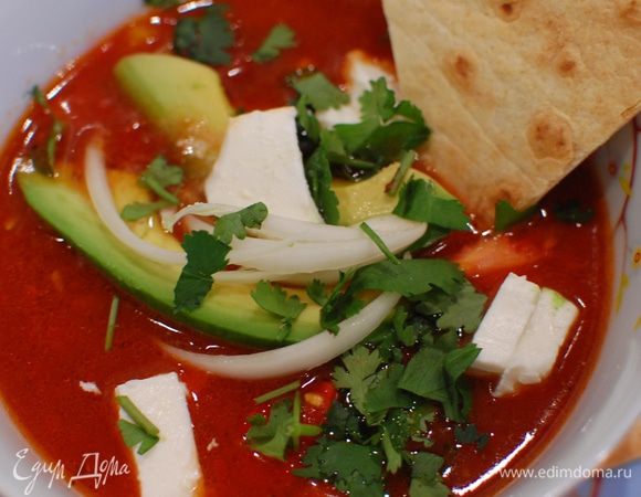 Суп разлить в тарелки, в каждую добавить по 2 кусочка авокадо, маринованный лук и кусочки феты, посыпать кинзой и подавать с кусочками тортильи.