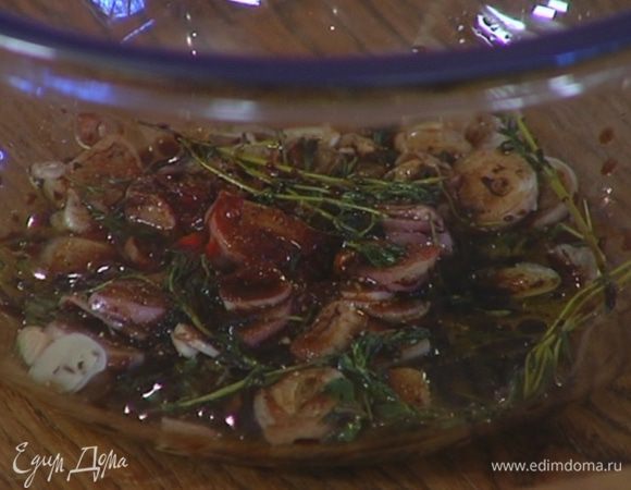 Добавить копченую паприку, веточки тимьяна, влить оливковое масло и уксус, посолить, поперчить.