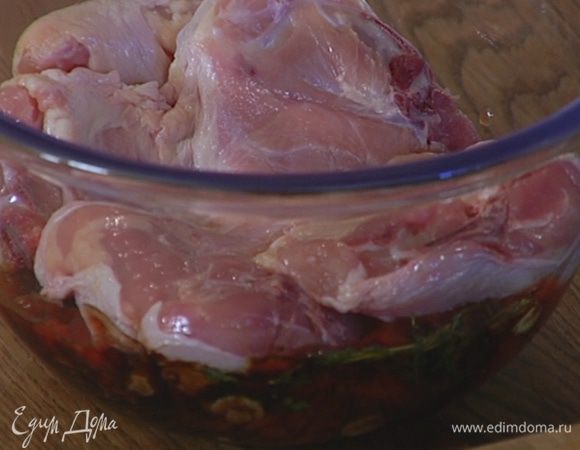 Выложить к луку с чесноком помидоры в собственном соку и куриные бедра, все перемешать.