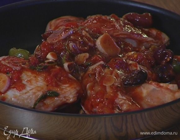 Курицу со специями переложить в форму и запекать в разогретой духовке до готовности.