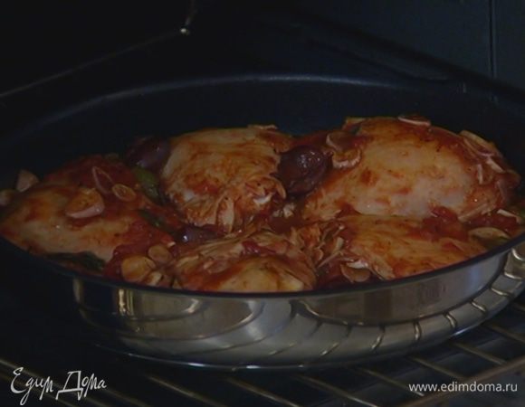 Во время запекания кусочки курицы пару раз перевернуть, чтобы они получились золотистыми со всех сторон.